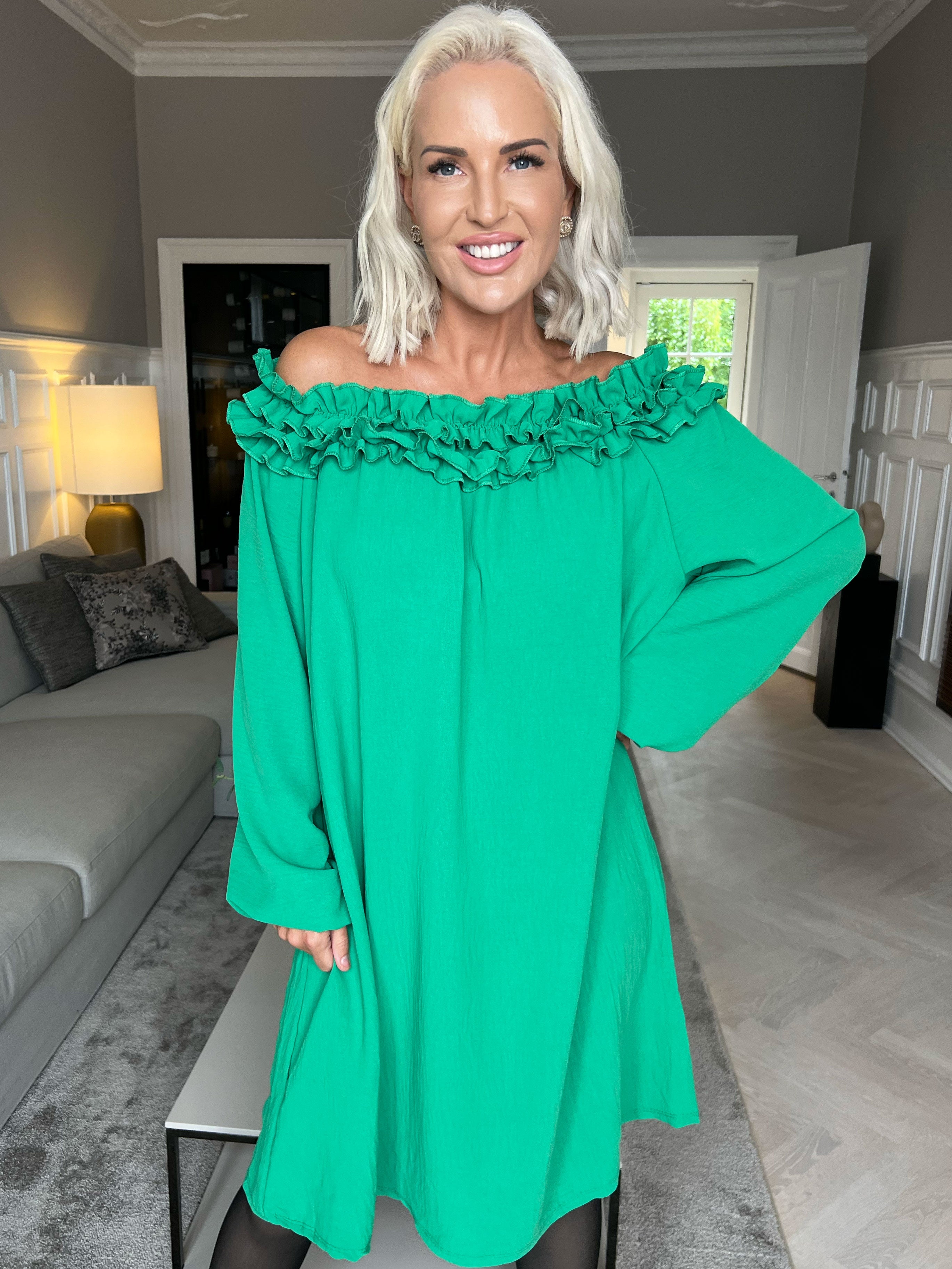 Chili Dress - Kjole med lange ærmer og flæser i udskæringen